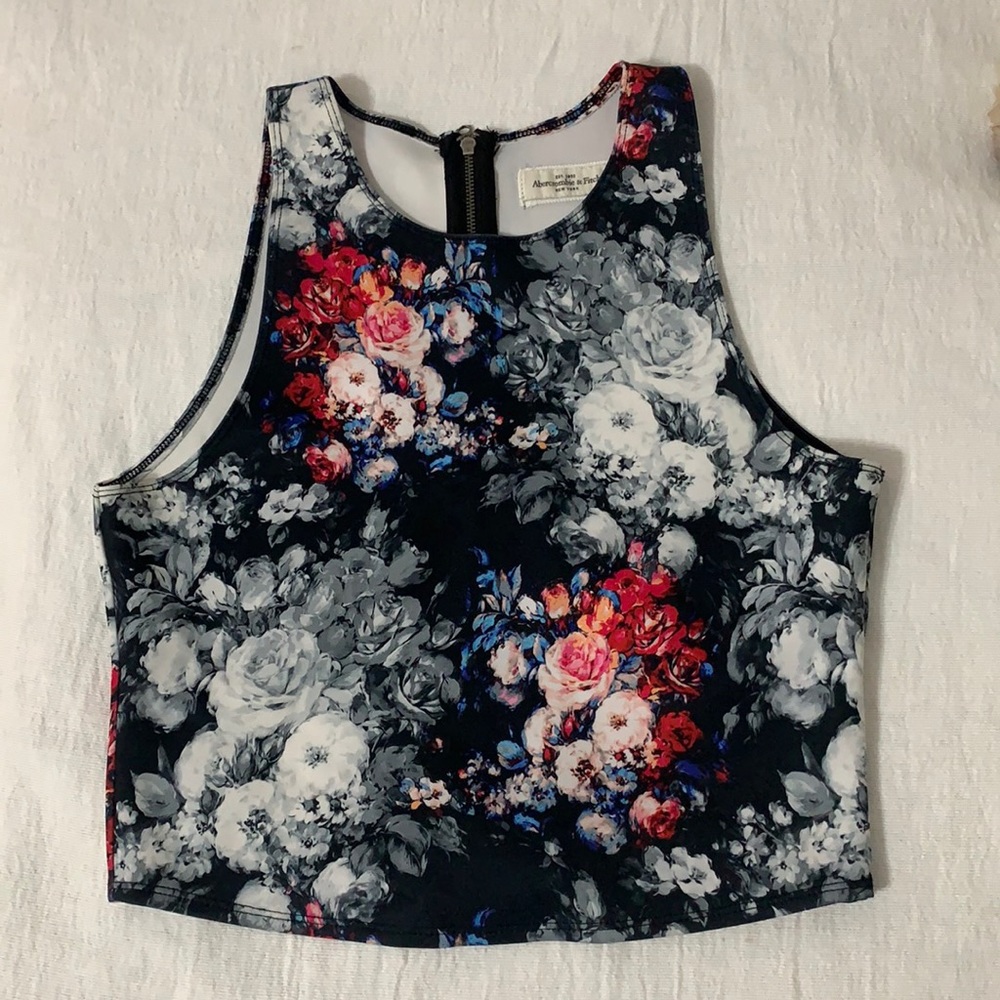 Crop top: Zip in the back